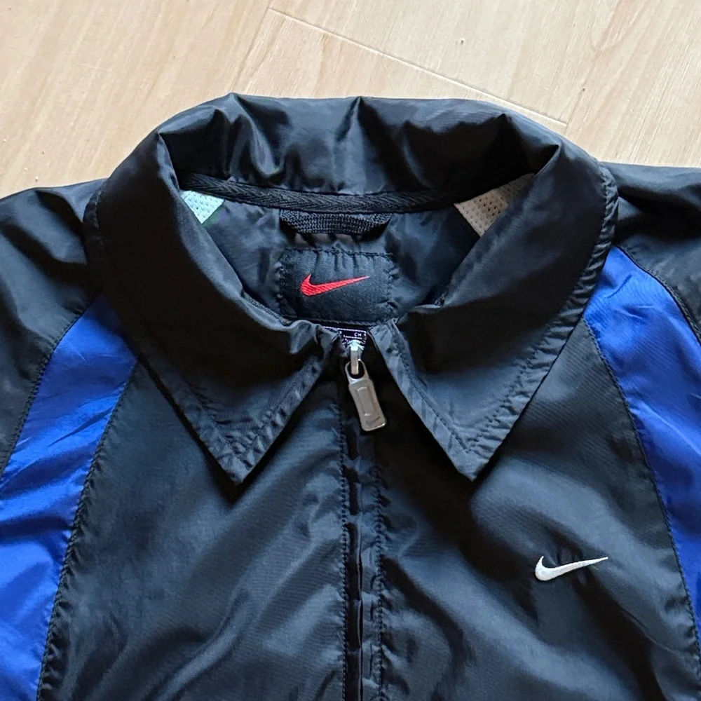 NIKE KIDS LIGHTWEIGHT FULL ZIP TRACK  JACKET BLACK BLUE ZIP POCKETS SIZE S (4-6)